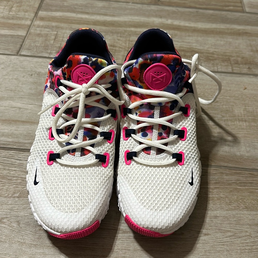 Nike Training Free Metcon 4 printed trainers in pink and white